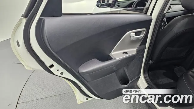 Kia Niro 2016 thumb 6