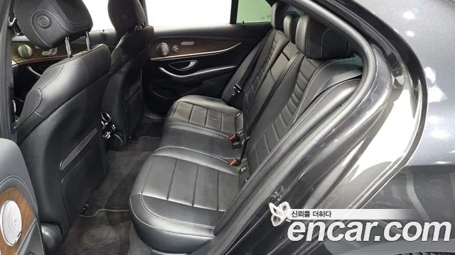 Mercedes-Benz E-Class 2021 thumb 11
