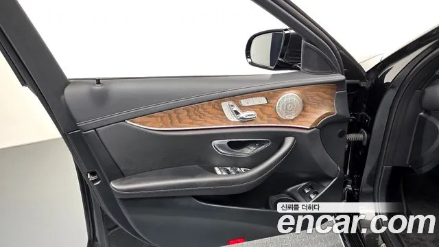 Mercedes-Benz E-Class 2021 thumb 10