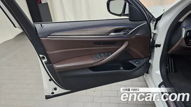 BMW 5 серии 2018 thumb 12
