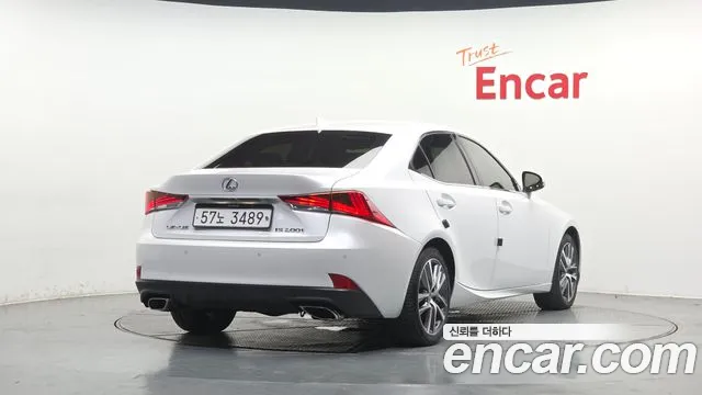 Lexus IS 200t 2016 thumb 10