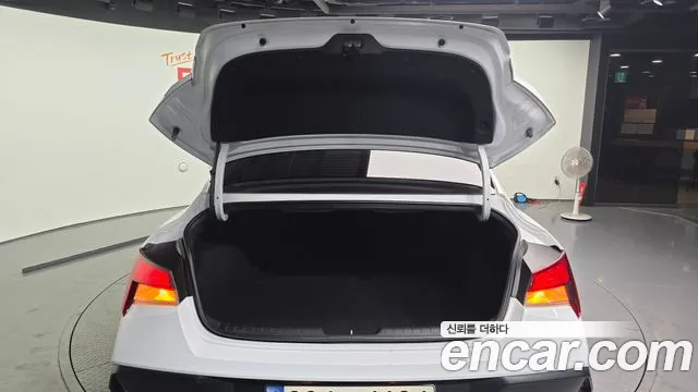 Hyundai Elantra 2023 thumb 2
