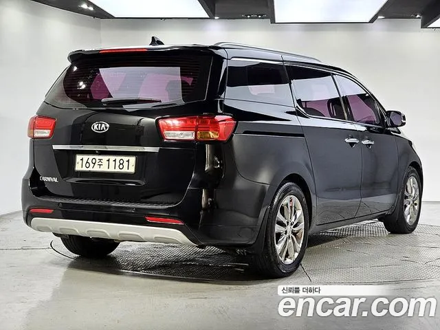 Kia Carnival 2015 thumb 10