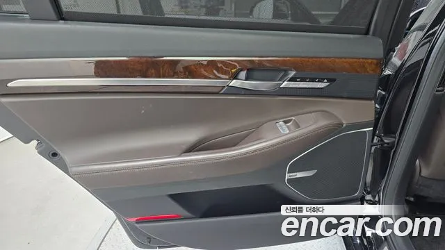 Genesis G90 2017 thumb 9