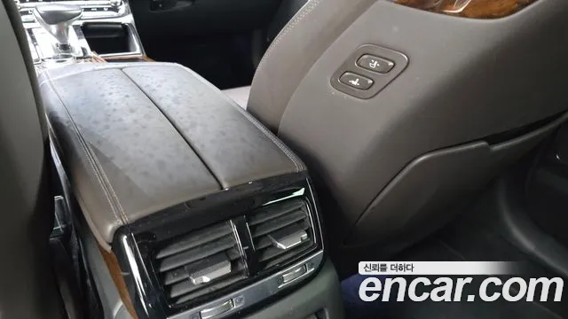 Genesis G90 2017 thumb 2