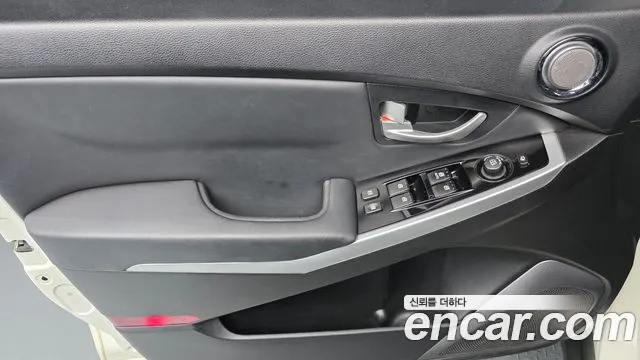 KGM Korando 2014 thumb 9