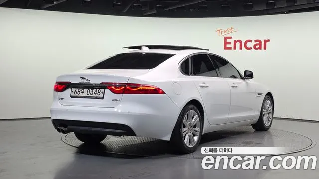 Jaguar XF 2016 thumb 10