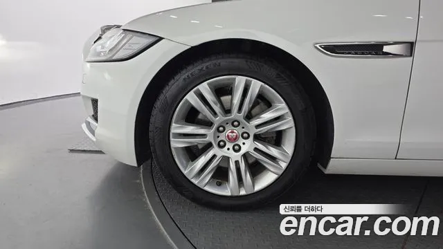 Jaguar XF 2016 thumb 8