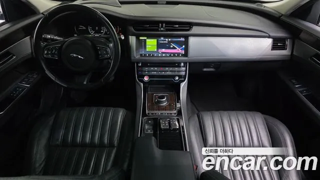 Jaguar XF 2016 thumb 12