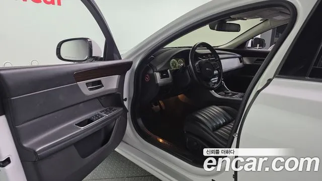 Jaguar XF 2016 thumb 4