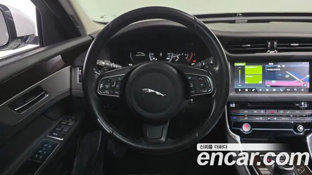 Jaguar XF 2016 thumb 11