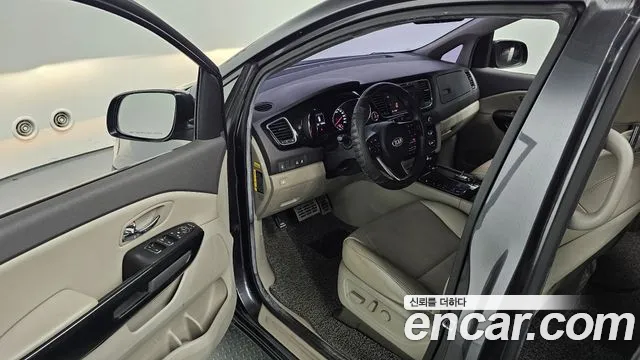 Kia Carnival 2015 thumb 10