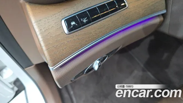 Mercedes-Benz E-Class 2019 thumb 9