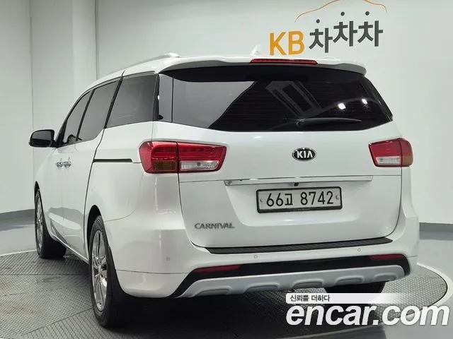 Kia Carnival 2016 thumb 10