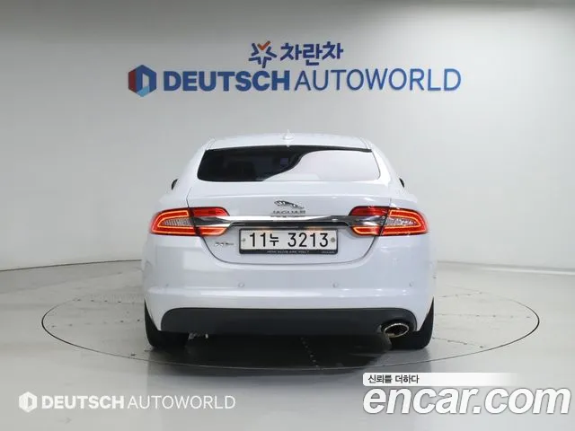 Jaguar XF 2015 thumb 12
