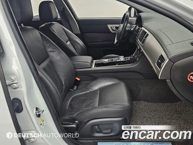 Jaguar XF 2015 thumb 8
