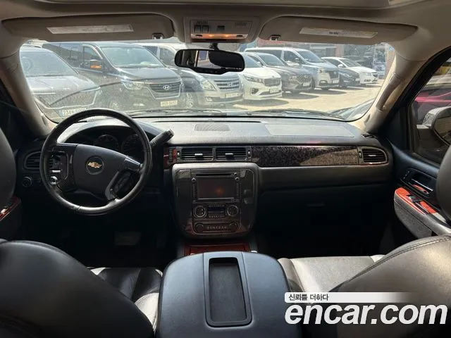 Chevrolet Suburban 2012 thumb 2