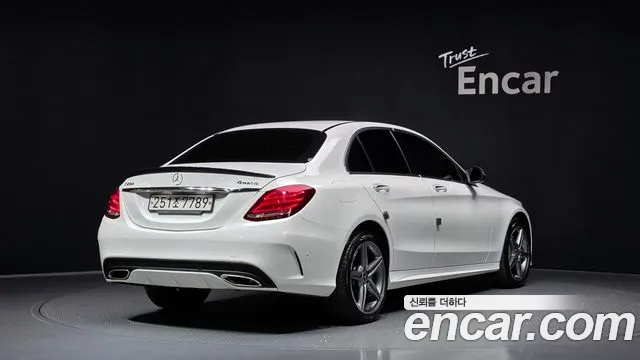 Mercedes-Benz C-Class 2018 thumb 3