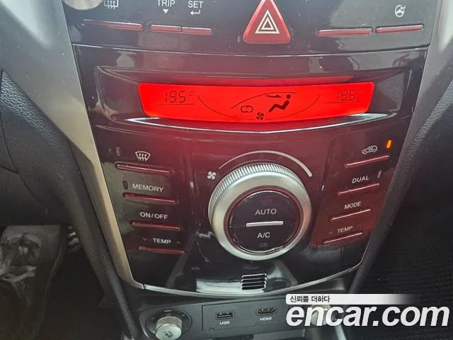 KGM Tivoli 2015 thumb 8