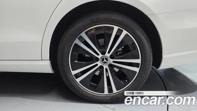 Mercedes-Benz E-Class 2022 thumb 8