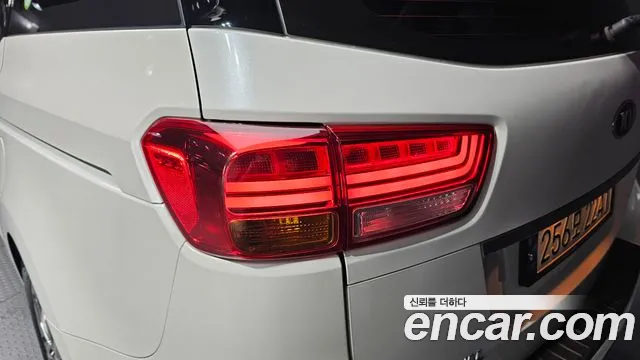 Kia Carnival 2016 thumb 9