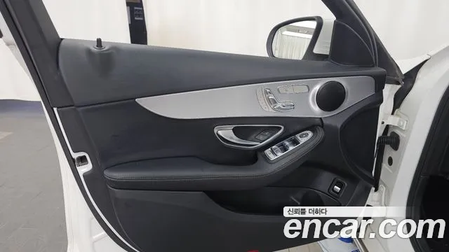 Mercedes-Benz C-Class 2017 thumb 9