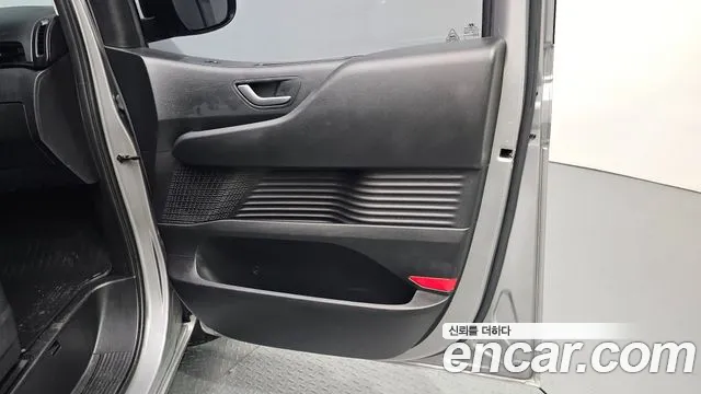 Hyundai Staria 2024 thumb 2