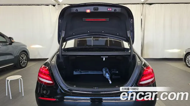 Mercedes-Benz E-Class 2017 thumb 6