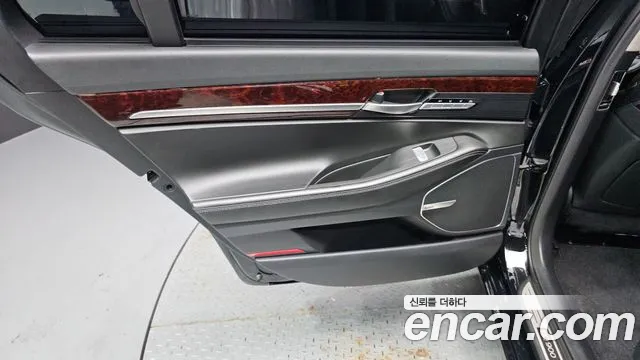 Genesis G90 2016 thumb 2