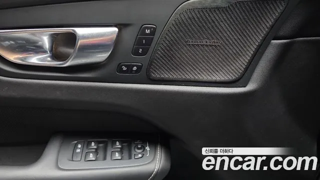 Volvo XC60 2021 thumb 12