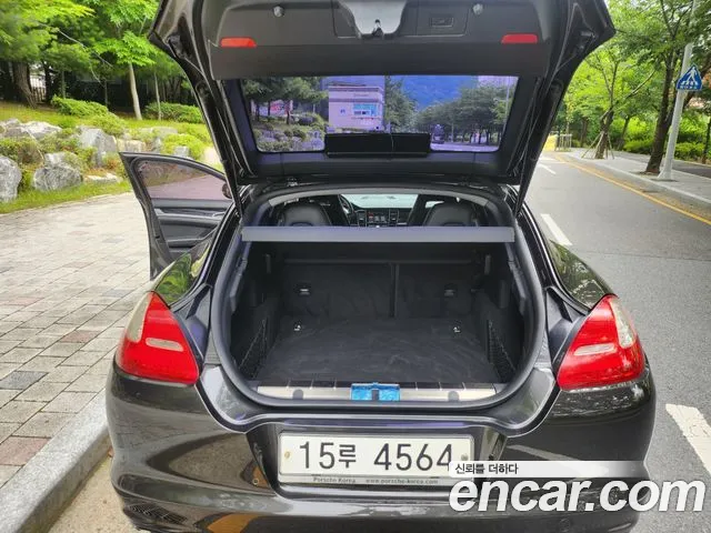 Porsche Panamera 2011 thumb 2