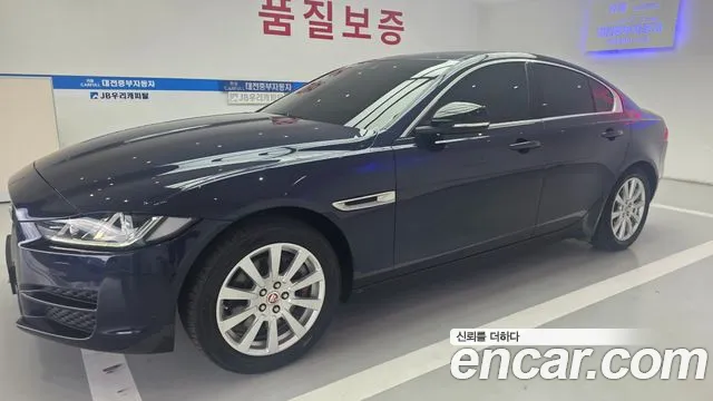 Jaguar XE 2017 thumb 11