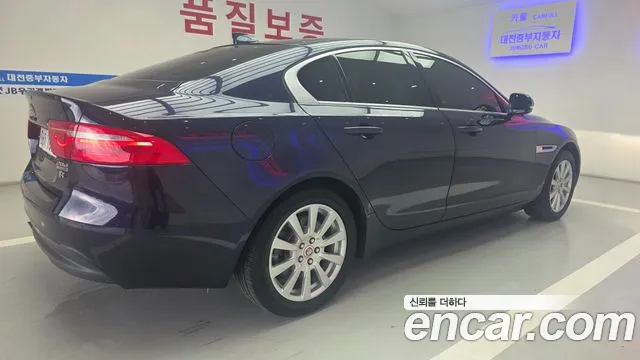 Jaguar XE 2017 thumb 12