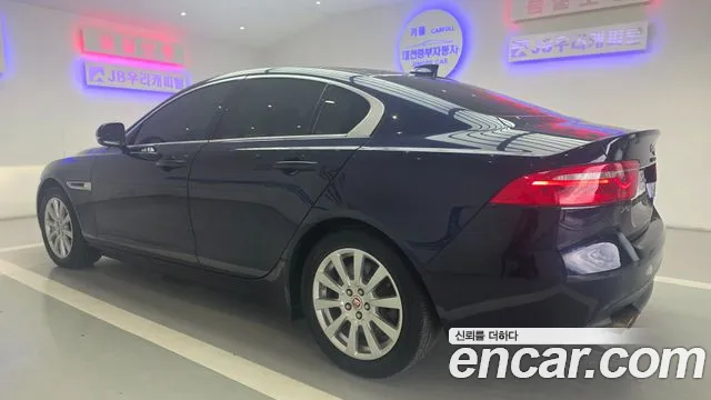 Jaguar XE 2017 thumb 10