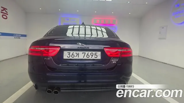 Jaguar XE 2017 thumb 7