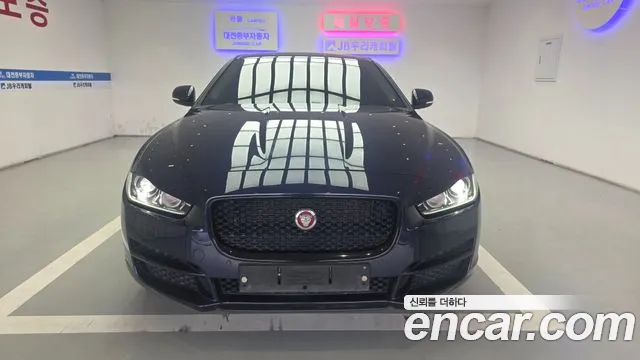 Jaguar XE 2017 thumb 9