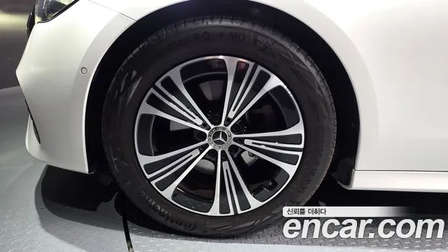 Mercedes-Benz E-Class 2025 thumb 6