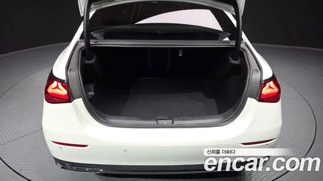 Mercedes-Benz E-Class 2025 thumb 5