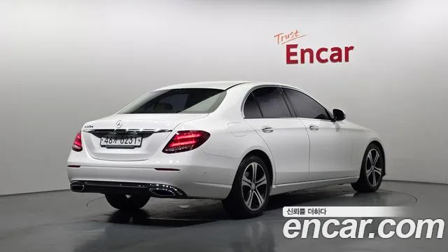 Mercedes-Benz E-Class 2016 thumb 11