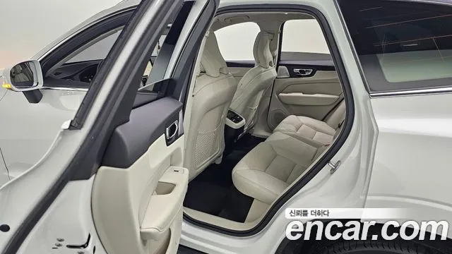 Volvo XC60 2025 thumb 3
