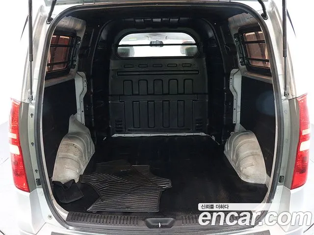 Hyundai Staria 2010 thumb 8