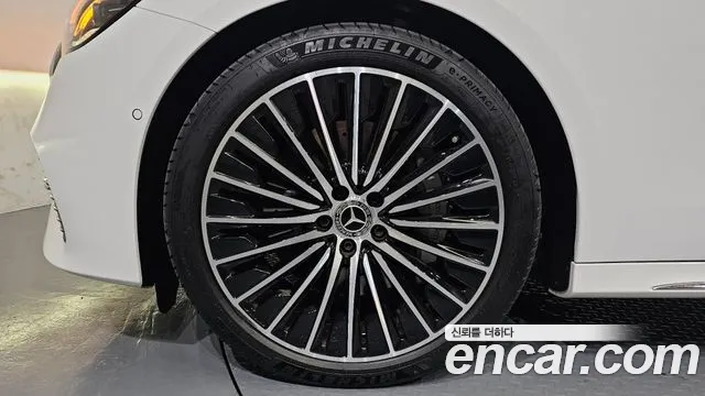 Mercedes-Benz E-Class 2025 thumb 4