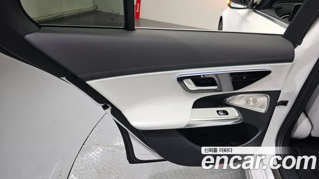 Mercedes-Benz E-Class 2025 thumb 6