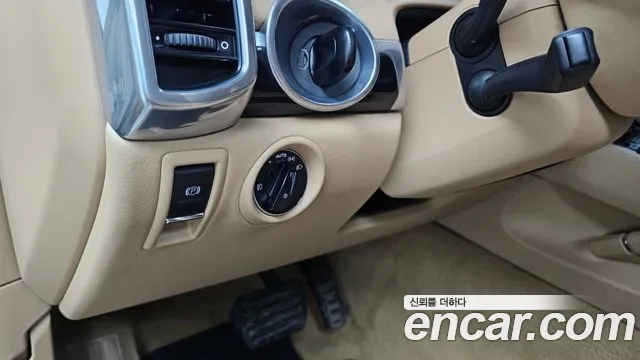 Porsche Cayenne 2011 thumb 3