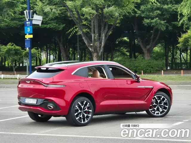 Aston Martin DBX 2022 thumb 12