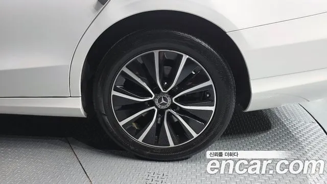 Mercedes-Benz C-Class 2019 thumb 2