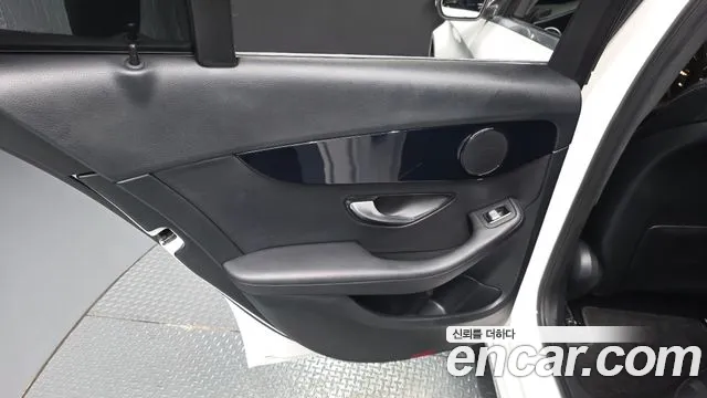 Mercedes-Benz C-Class 2019 thumb 11