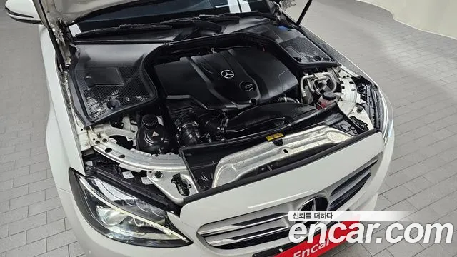 Mercedes-Benz C-Class 2018 thumb 9