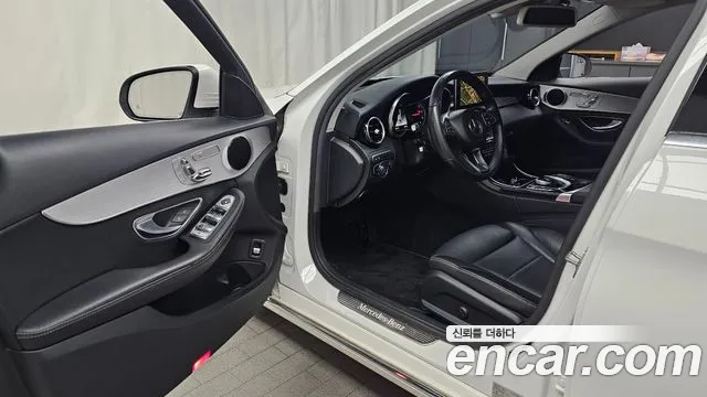 Mercedes-Benz C-Class 2018 thumb 5