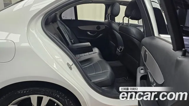 Mercedes-Benz C-Class 2018 thumb 8